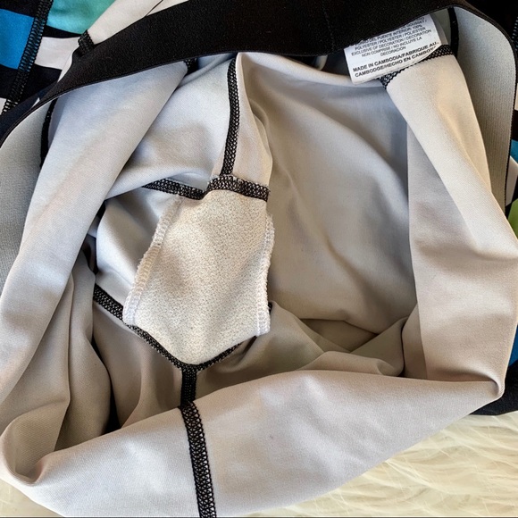 Nike Pro Dri-Fit Capri Fitted Striped Leggings - Picture 7 of 7